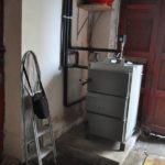 caldera de gasificación de leña vigas en vivienda unifamiliar con sistema de calefacción por radiadores en Berastegui un pueblo en la frontera de Gipuzcoa y Navarra.