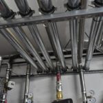 Detalles de tuberías de aspiración de pellet integradas en la instalación. Cada caldera aspira de su propio silo, esto aporta una seguridad y eficiencia garantizadas.