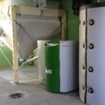 Instalación de biomasa en vivienda unifamiliar burgalesa. La instalación consta de caldera de pellets okofen + grupos de impulsion variable de temperatura acumulador de inercia y acs combinado y silo de 3,5 tn para almacenaje de combustible