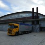 Camión descargando Astilla en sala de biomasa de la ciudad deportiva de tafalla