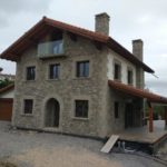 Vivienda unifamiliar calentada con suelo radiante y caldera de condensación de pellets Okofen