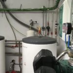 Instalación de bomba de calor de aerotermia de alta eficiencia Waterkotte con dos unidades exteriores y una interior que se encarga de generar tanto ACS, como frío y calor para la climatización del restaurante.