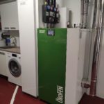 Caldera de biomasa okofen con depósito de inercia para la producción de agua caliente sanitaria máxima eficiencia con el nuevo depósito Smart link de okofen