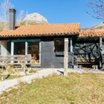 Instalación para dar servicio de agua caliente sanitaria y calefacción por radiadores a 6 cabañas patagonicas situadas en la falda de los Picos de Europa provincia de León