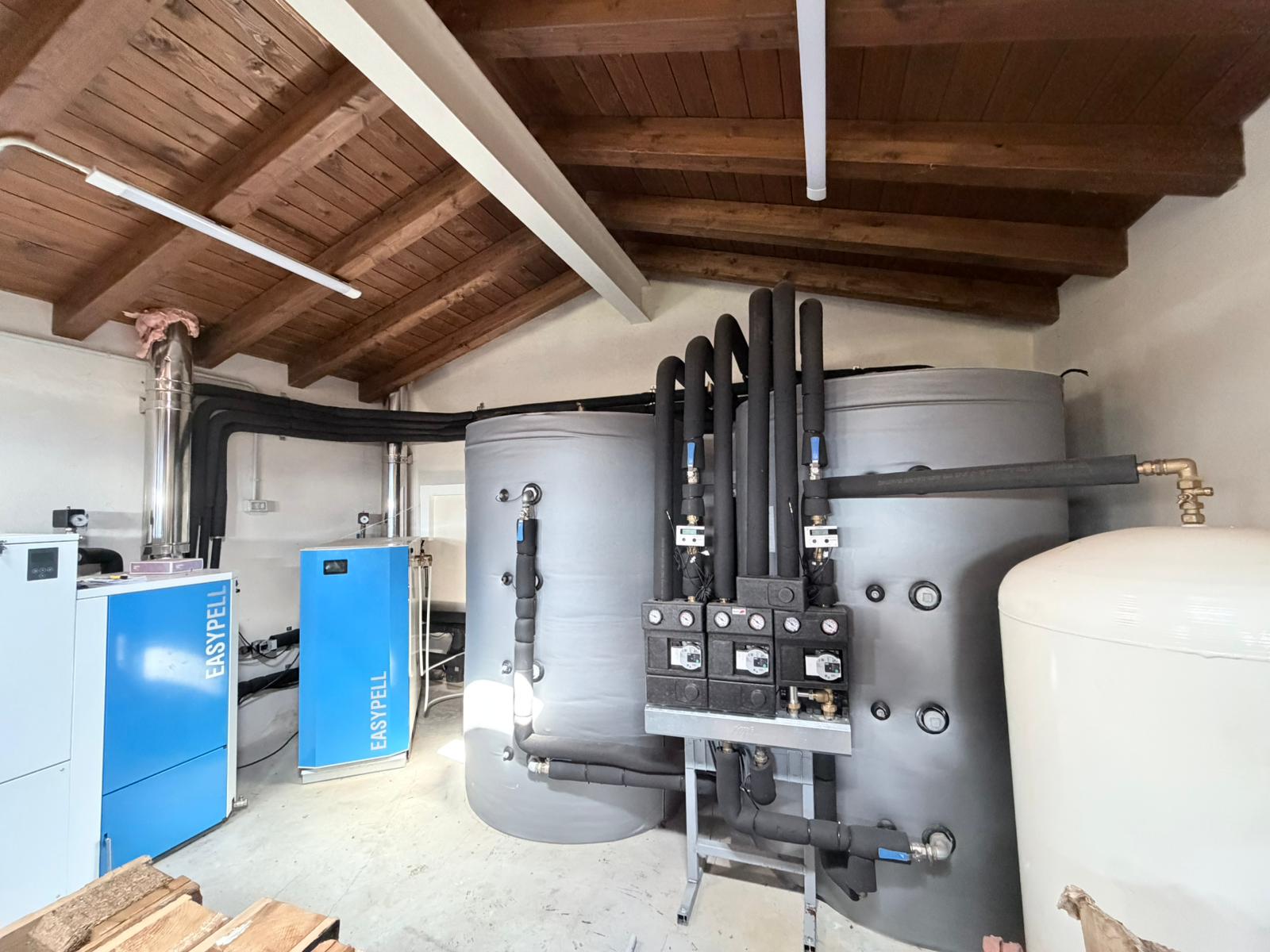 Sustitución de caldera de gasoil por Caldera De leña + pellets en Ayuntamiento de Metauten, Navarra.